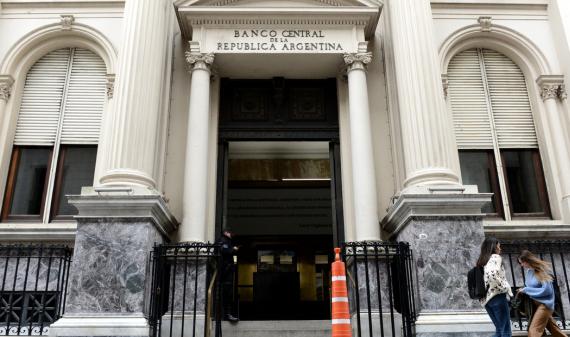 El Banco Central modificará las bandas de flotación del dólar a partir de enero: se actualizarán por inflación