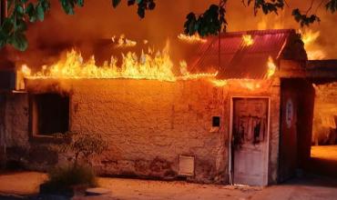 Una mujer sufrió quemaduras tras un incendio que consumió por completo su vivienda en el centro