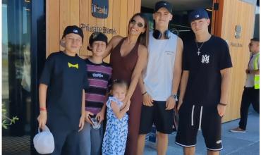 Pampita llegó a Punta del Este con sus hijos para celebrar la Navidad: las fotos del viaje familiar