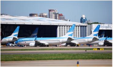 En plena ola de calor, Aeroparque suspendió sus vuelos durante casi tres horas por un desprendimiento de asfalto