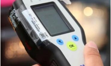 Saturó el alcoholímetro: un conductor rompió el dispositivo por tomar de más y lo detuvieron