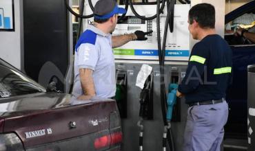 Traslado a surtidores: el Gobierno aumentó parcialmente los impuestos a los combustibles