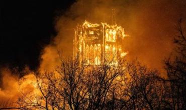 Un trágico incendio destruyó una iglesia histórica de Ámsterdam durante Año Nuevo