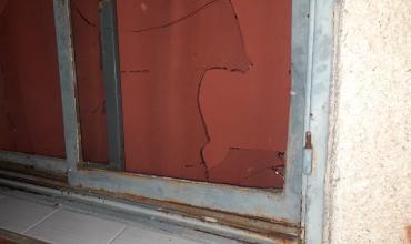 Chepes: un hombre rompió los vidrios de la casa de su suegra tras una discusión