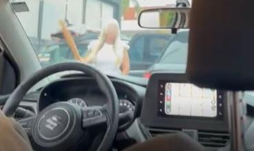 Una argentina amenazó con un bate a un hombre en Punta del Este y generó caos en el tránsito