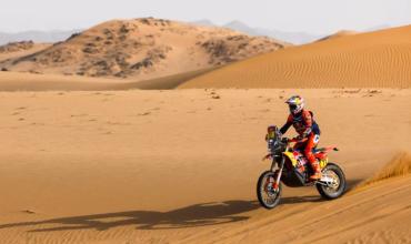 Luciano Benavides perdió la punta en motos y cayó al tercer puesto tras una etapa para el olvido en el Dakar