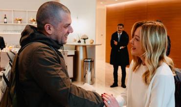 Giorgia Meloni recibió en el aeropuerto de Roma a los dos italianos excarcelados en Venezuela