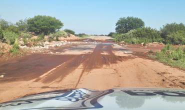 Advierten por presencia de agua, barro y piedras sobre Ruta 40 en sectores del interior provincial