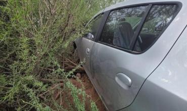 Automóvil perdió el control y terminó entre los arbustos de la banquina en Ruta Nacional 38