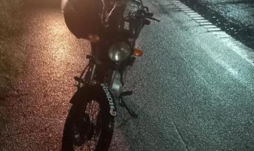 Una motociclista sufrió una caída al reventarse un neumático
