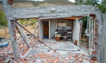 El dolor de un hombre que perdió todo tras el desplazamiento del cerro en Comodoro Rivadavia: “Ya no hay vuelta atrás”