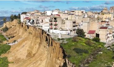 Alerta máxima en Sicilia: derrumbes colosales dejan casas enteras al borde del abismo