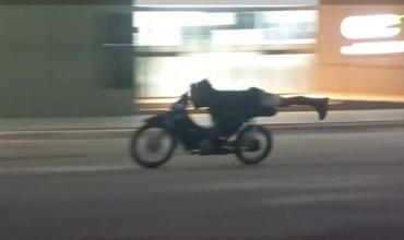 Chepes: imprudente maniobra de un motociclista a alta velocidad