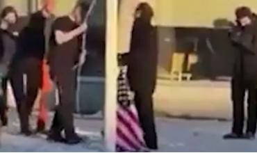 Intentó izar una bandera de Estados Unidos en Groenlandia y terminó multado: era un sketch