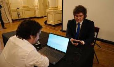 El Gobierno lanzó el nuevo DNI electrónico y cambios en el pasaporte: Milei fue el primero en tramitarlo