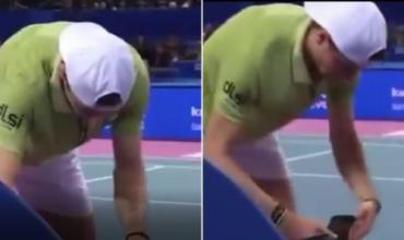 Polémica en el tenis: un jugador vencía cómodo a su rival, fue a mirar el celular y no volvió a ganar un punto