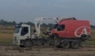 Bahía Blanca: un año después, retiraron la camioneta de Andreani, símbolo de la tragedia por las inundaciones