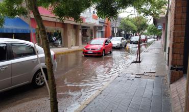 Fuertes anegamientos complican la circulación en el centro de la Ciudad tras la lluvia