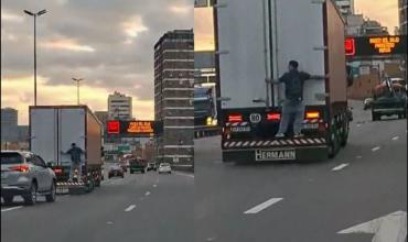 Un joven viajó colgado de la parte trasera de camión en la Autopista 25 de Mayo