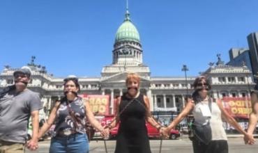 Nancy Pazos se encadenó frente al Congreso y Adorni djo que “el nivel del delirio es astronómico"