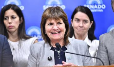 Reforma laboral: con sonrisas y pocos discursos, Patricia Bullrich empieza su festejo en el Senado