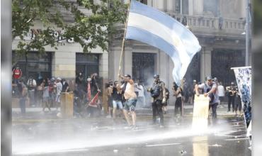 Hubo incidentes afuera del Congreso y la policía aplicó el protocolo antipiquetes mientras se debate la reforma laboral