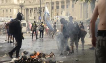 El Gobierno identificó a los autores de los incidentes frente al Congreso y viralizó sus caras: "Los vamos a buscar"