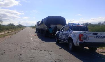 Camión sufrió un desperfecto y perdió parte de su carga sobre Ruta Nacional 141