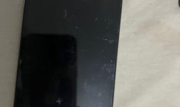 Allanamiento por presuntas estafas con tarjetas magnéticas: secuestran cinco celulares y buscan a la imputada