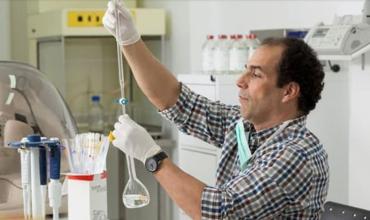 Un influencer cubano fue procesado por vender una falsa cura del cáncer que terminó con dos pacientes muertas