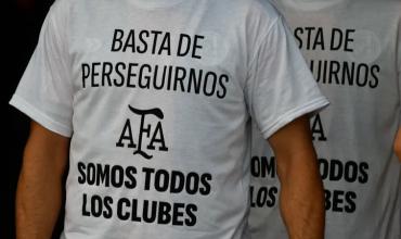 La remera con la que salieron San Lorenzo e Instituto con un mensaje de apoyo a la AFA