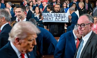“Las personas negras no son simios”: el cartel de protesta que causó impacto durante el discurso de Trump