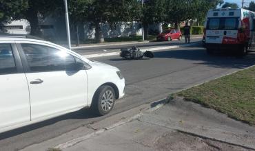 Motociclista sufrió fuertes golpes al impactar contra un automóvil