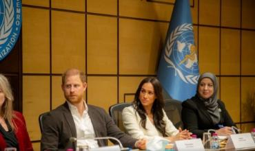 En un simbólico gesto político, el príncipe Harry y su esposa Meghan visitan en Jordania un hospital con chicos evacuados de Gaza