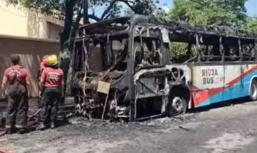 Se incendió un colectivo de Rioja Bus en la zona del Tajamar y generó un amplio operativo