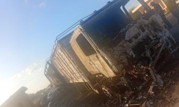 Se incendió un camión sobre Ruta 38 y sufrió daños totales