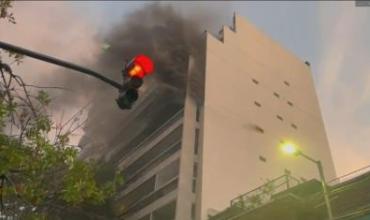 Incendio en Belgrano: 14 personas fueron evacuadas y los vecinos de los últimos pisos todavía no pueden bajar