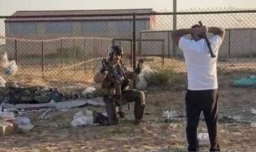 El momento en que un piloto de EE.UU. fue derribado en Kuwait y le pidió a un hombre que no lo atacara