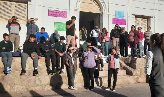Anjullón: alumnos tendrán clases en la hostería del pueblo mientras terminan el nuevo edificio escolar