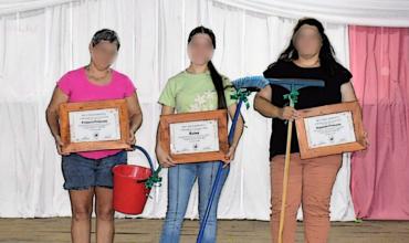 Polémico festejo por el Día de la Mujer en Misiones: un municipio entregó baldes, escurridores y escobas como premios