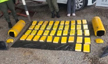 Detuvieron a una mujer que traficaba 44 kilos de cocaína ocultos en los tubos de GNC de una camioneta