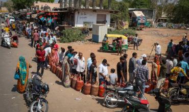 Irán sigue atacando al mercado del petróleo para afectar a la economía global: ardieron dos buques en Irak y un depósito en Bahrein