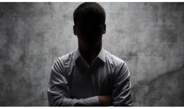 Afirman que un reconocido artista estaría en pareja con una joven mujer: la prueba contundente