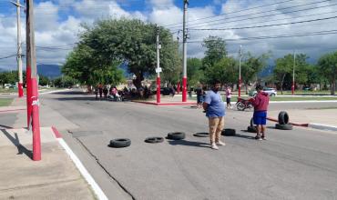 Vecinos del barrio Futuro cortan la zona norte para reclamar por calles en mal estado y falta de servicios