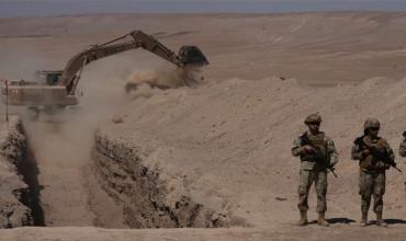 Chile empezó a cavar enormes zanjas en la frontera con Perú para frenar la inmigración irregular