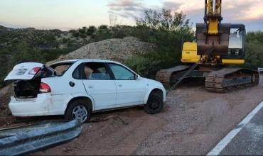 Impactante vuelco en La Rioja: una familia sanjuanina chocó contra un guardarraíl y terminó fuera de la ruta