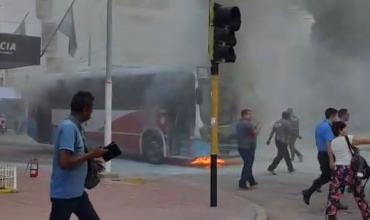 Se incendia un colectivo de Rioja Bus en zona centrica de Capital 