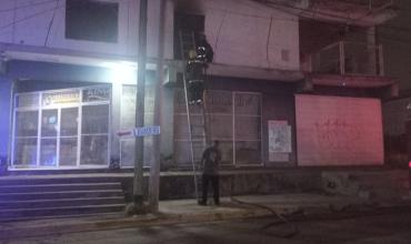 Un cortocircuito provocó el incendio de un depósito de muebles y colchones