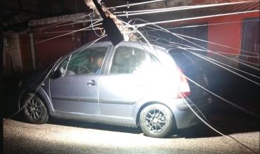 Cayó un poste de luz sobre un Uber mientras trasladaba a dos pasajeros