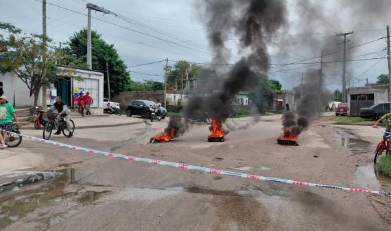 Vecinos del barrio 20 de Mayo cortaron un puente y reclaman obras urgentes tras los derrumbes